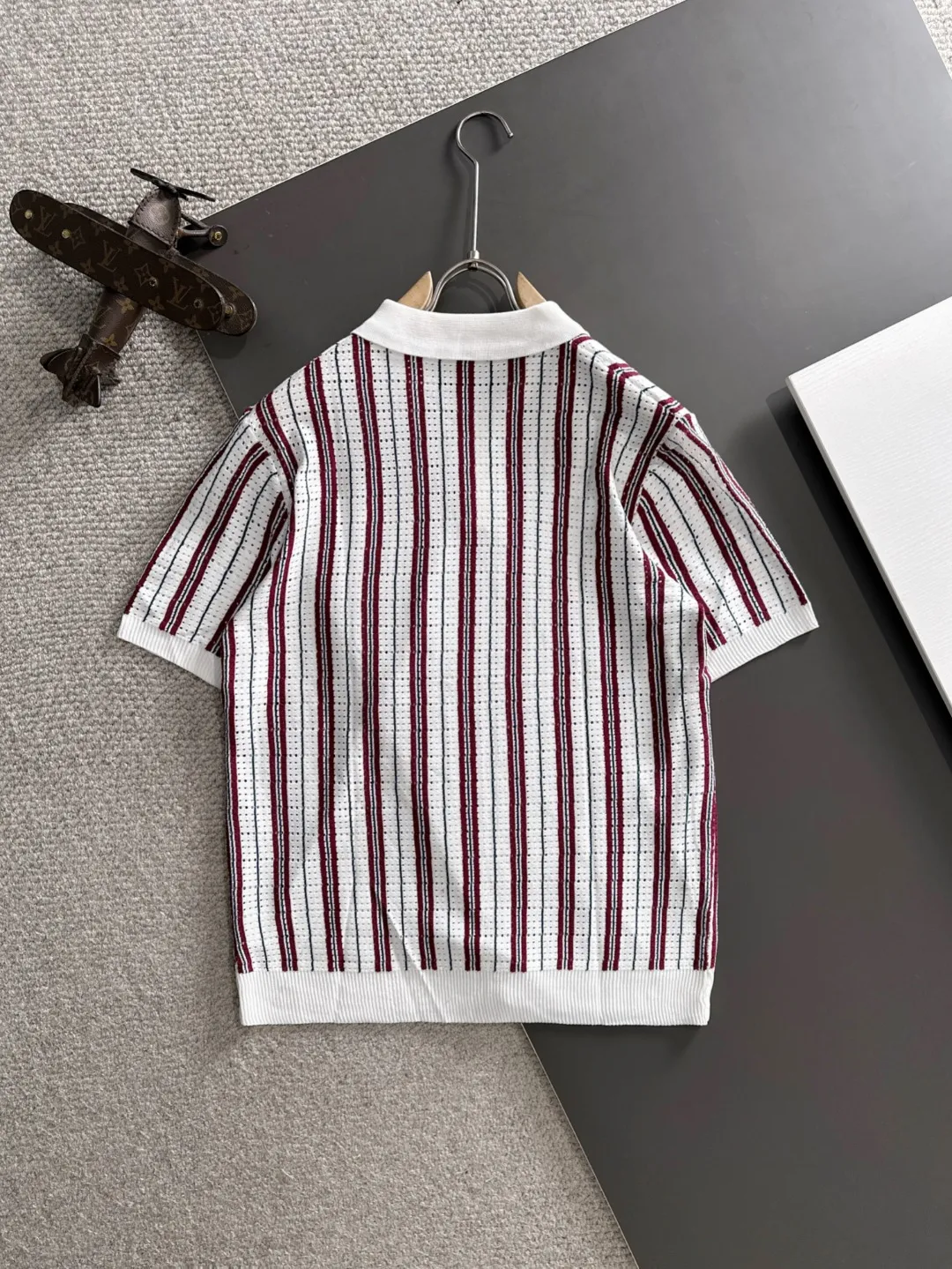 Next day shipment P300 High quality Big Goose 2025 autumn and winter new men's lapel short-sleeved T-shirt Made of combed cotton yarn knitted cotton fabric, pure cotton high-weight special yarn, it feels full of weight when weighed, and the upper body is more textured than ordinary T-shirts. This texture can cope with the weather easily and is suitable for both hot and cold! The pattern on the chest adopts three-dimensional embroidery technology, and is perfectly produced stitch by stitch with reference to the original version! Loose fit design, looks noble. Size: M to XXXL